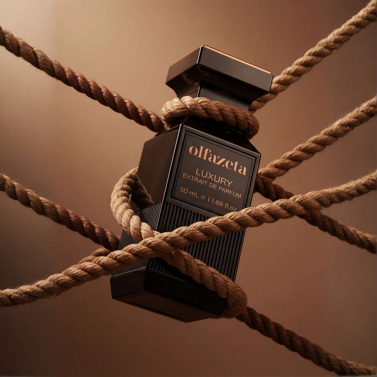 Flacon noir Olfazeta by Chogan Luxury N°75 enlacé de cordages beige sur fond brun chaleureux