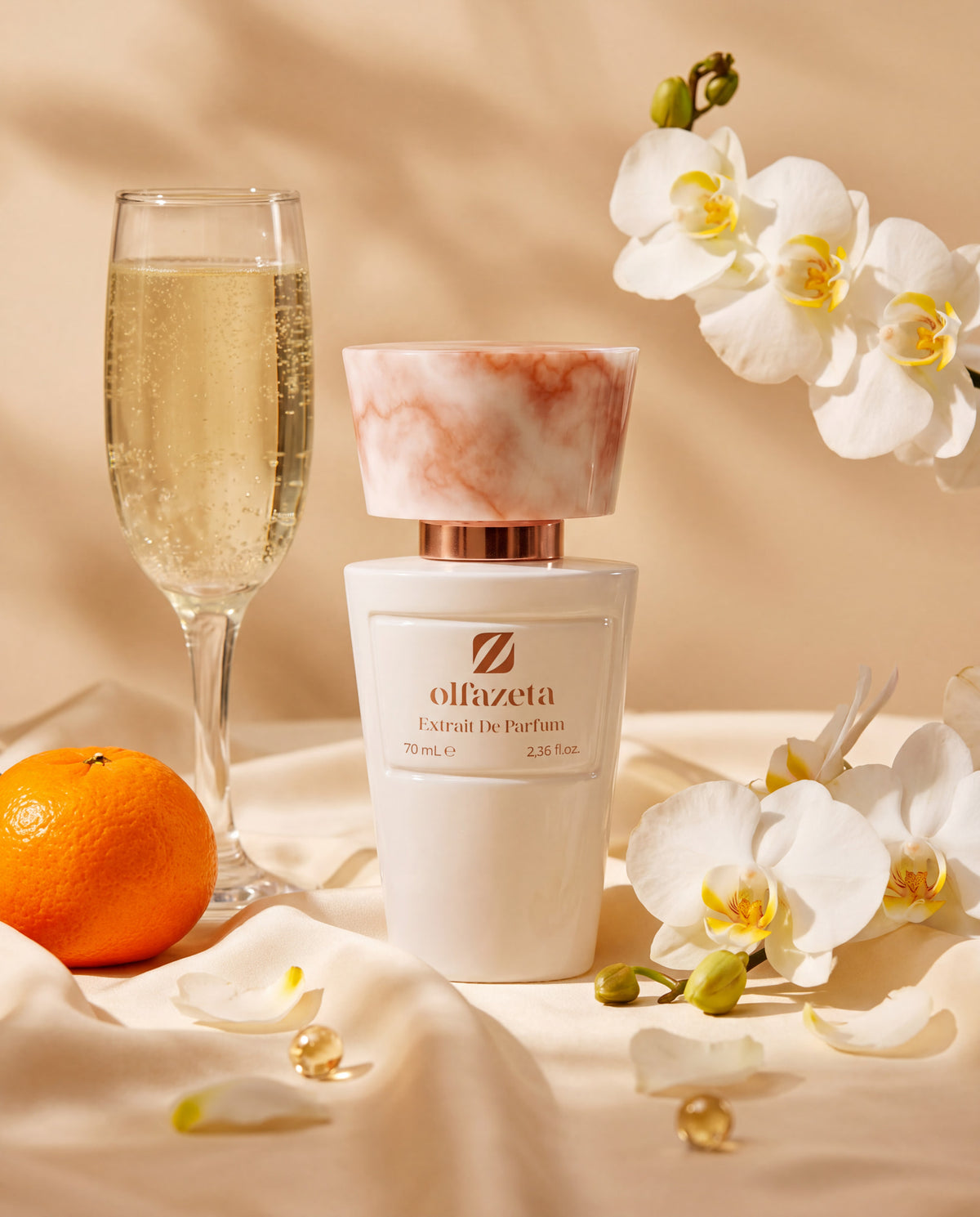 Flacon blanc Olfazeta by Chogan Millésime N°67 avec flûte de champagne, mandarine et orchidées blanches