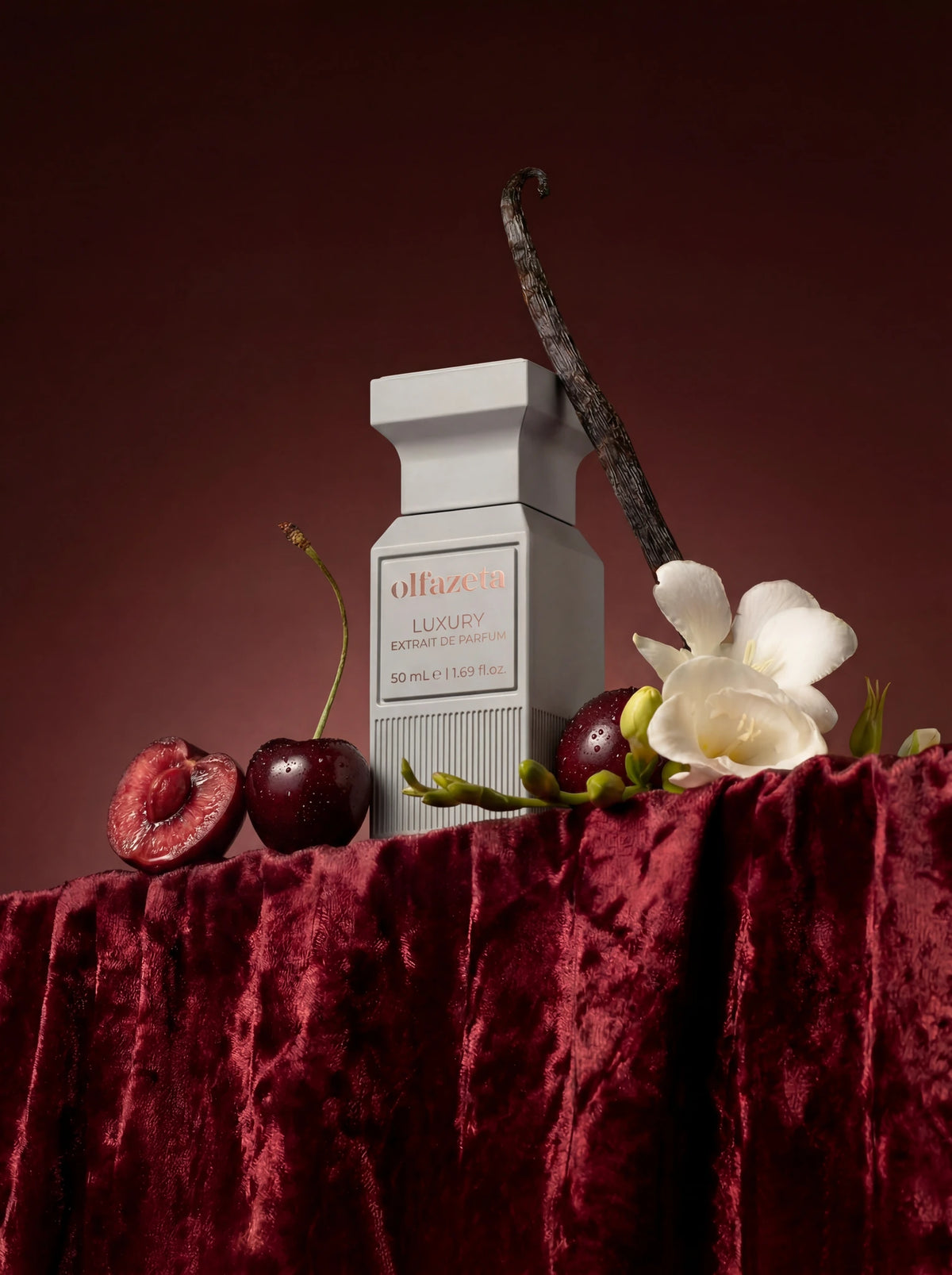 Sivý flakón Olfazeta by Chogan Luxury N°111 na granátovo červenom zamate, čerešne, biele frézie a vanilka