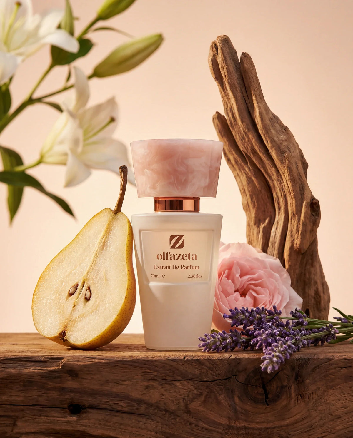 Flacon rosé Olfazeta by Chogan Millésime N°115 avec poire coupée, rose, lavande et bois flotté