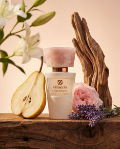 Flacon rosé Olfazeta by Chogan Millésime N°115 avec poire coupée, rose, lavande et bois flotté