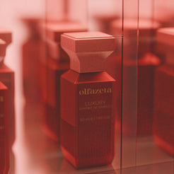 Crvena bočica Olfazeta by Chogan Luxury N°146, Extrait de Parfum 50 ml u krupnom planu u prigušenom crvenom ugođaju