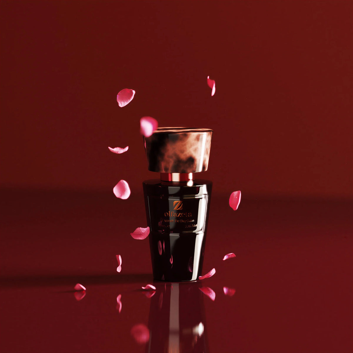 Flacon noir Olfazeta by Chogan Millésime N°162 à capuchon marbré sous une pluie de pétales de rose sur fond bordeaux